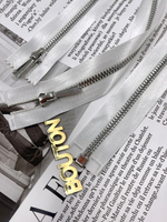 Молния на белой атласной тесьме серебристая