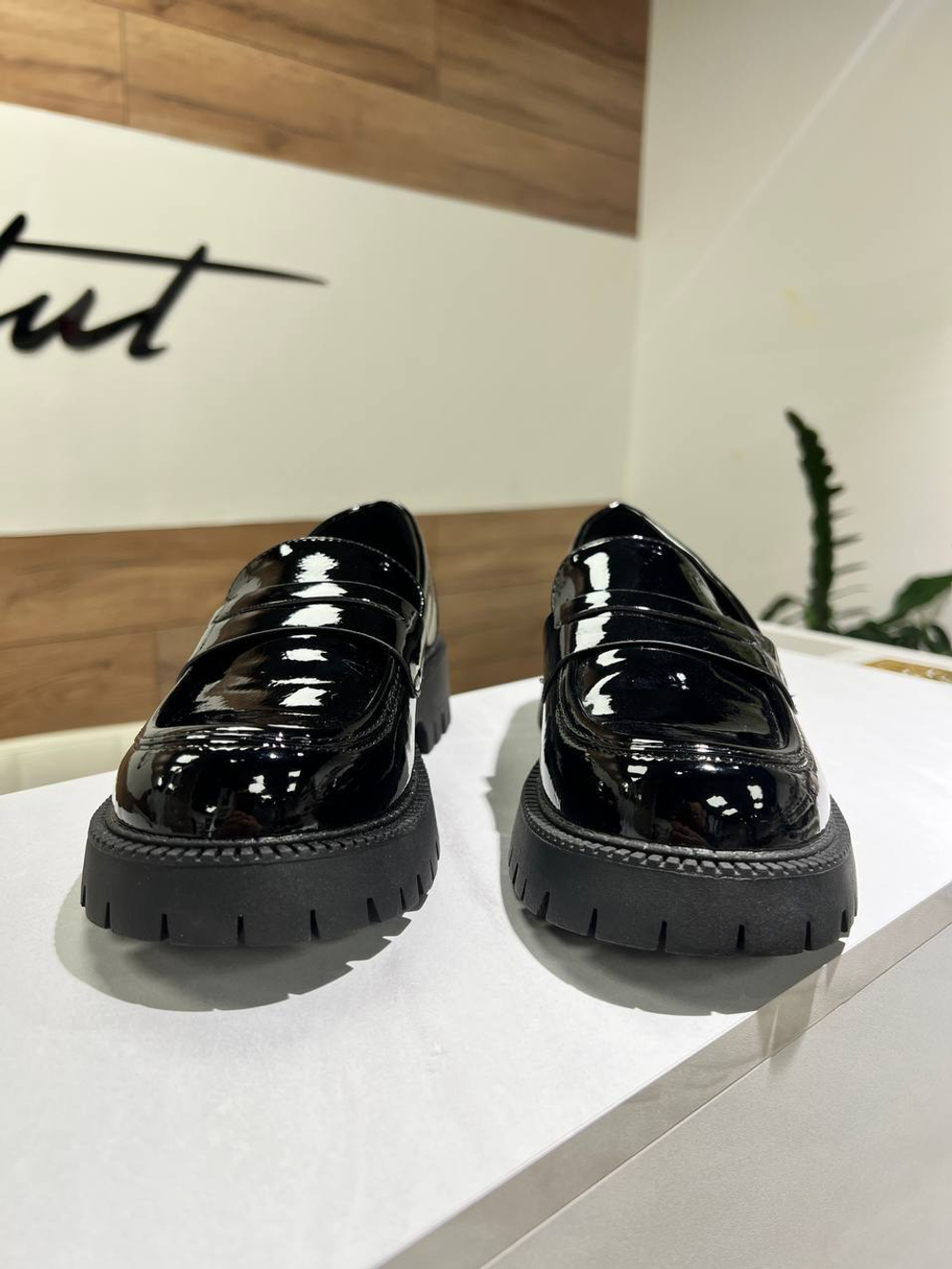 Лоферы лаковые