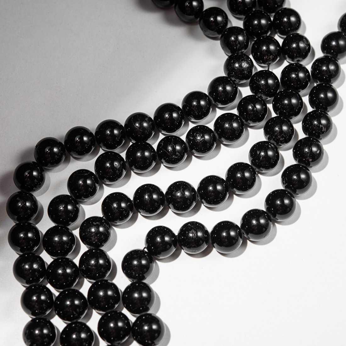 Шерл (черный турмалин) натуральный, бусины в форме шара, 12,1мм