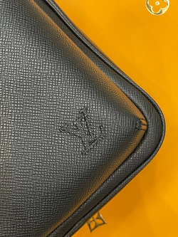 Сумка-мессенджер Louis Vuitton