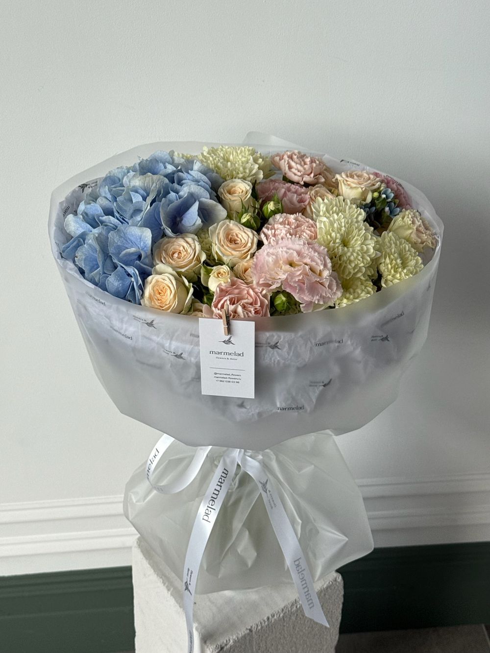 Букет из гортензии, диантусов, хризантемы, лизиантуса и оксипеталума