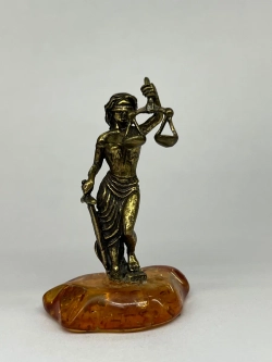 Бронзовая статуэтка на янтаре