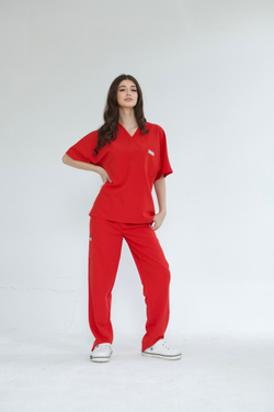 Костюм Oversize красный на модели свободный крой