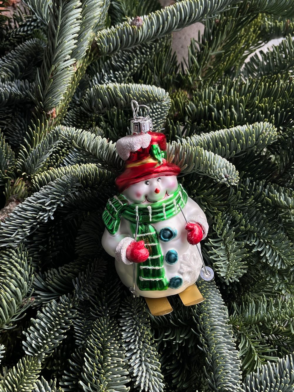 Новогодняя игрушка Снеговик в зеленом шарфике стекло