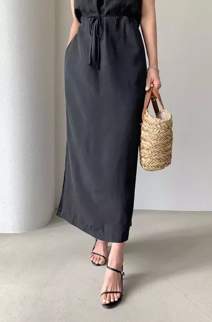 Платье с поясом «LOJI»