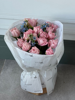 Букет из 19 розовых пионовидных тюльпанов и голубого оксипеталума