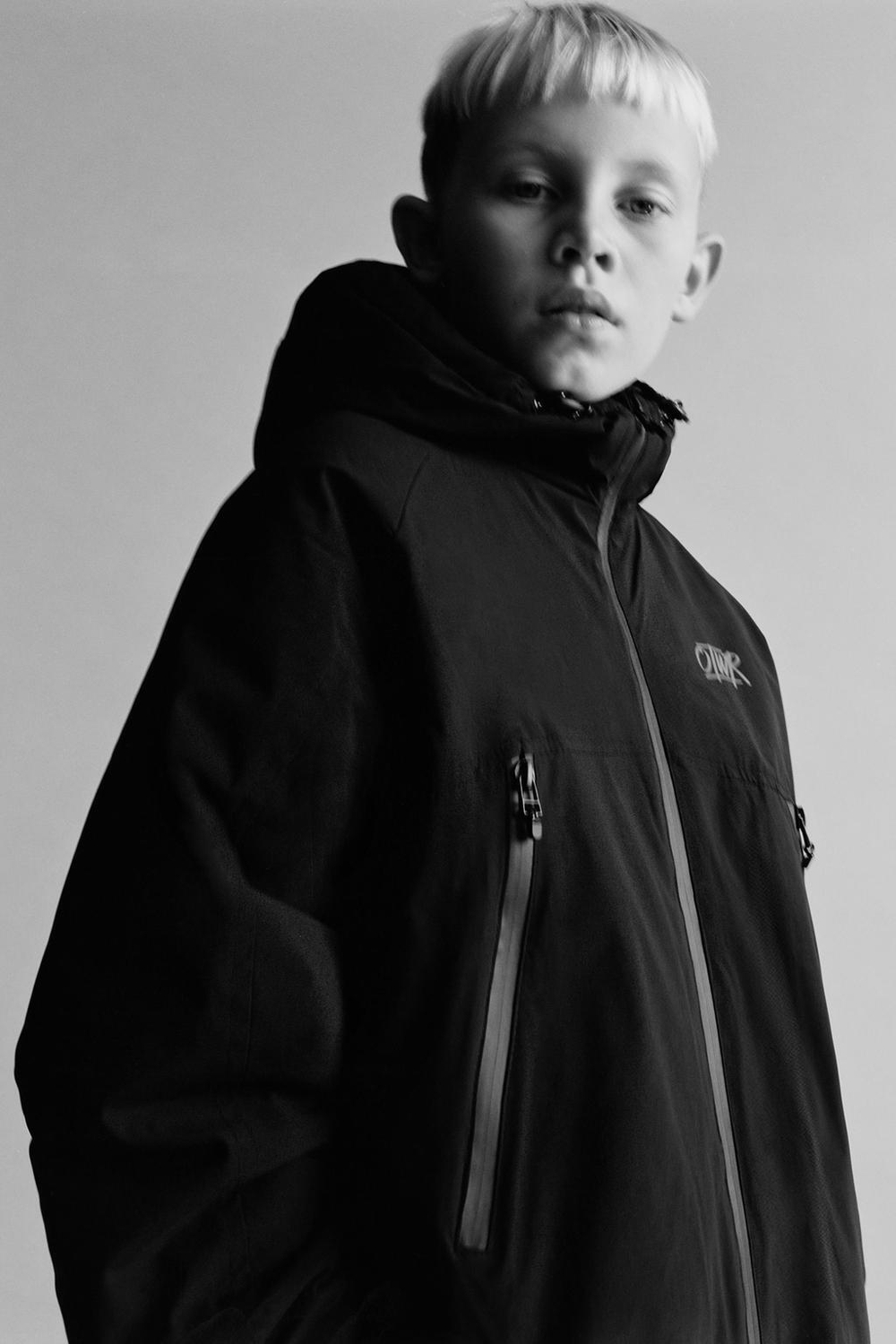 ZARA СТЕГАНАЯ КУРТКА НА МОЛНИИ, ЧЕРНЫЙ