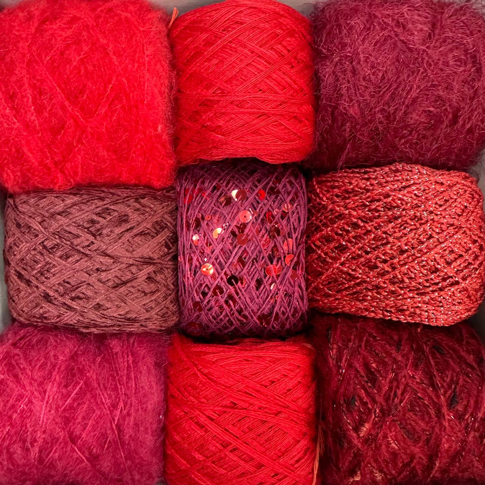 Набор итальянской фантазийной пряжи "СЕРДЦЕ " для топа, футболки, джемпера; Состав: оригинальная пряжа с пайетками, хлопок, велюр, микрофибра, кидмохер, «лебяжий пух»; Общий вес: 570 гр MP