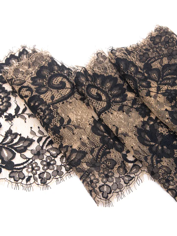 01-59 Кружево шантильи 22 см, бежевый/черный (брак)