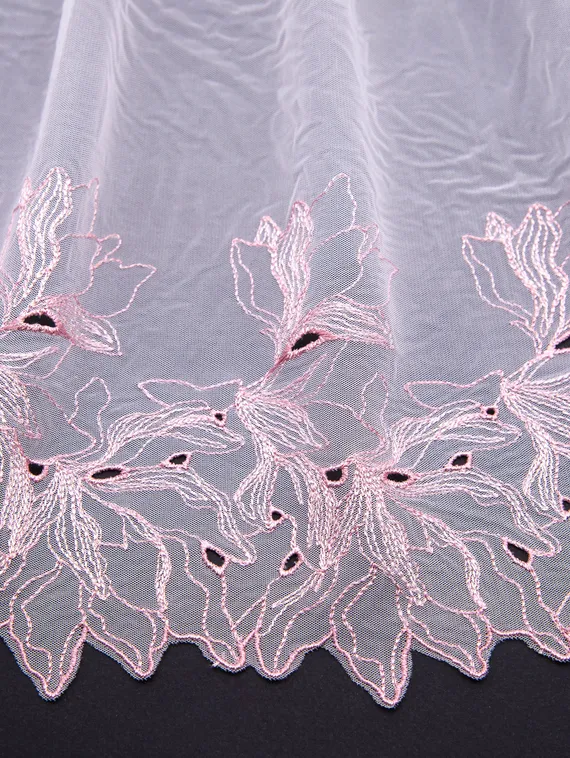 05-101 Вышивка на неэл. сетке 25 см, айвори/лотос (правая)