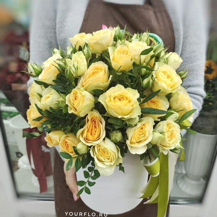 Композиция с кустовыми розами сорта "Bandolero"