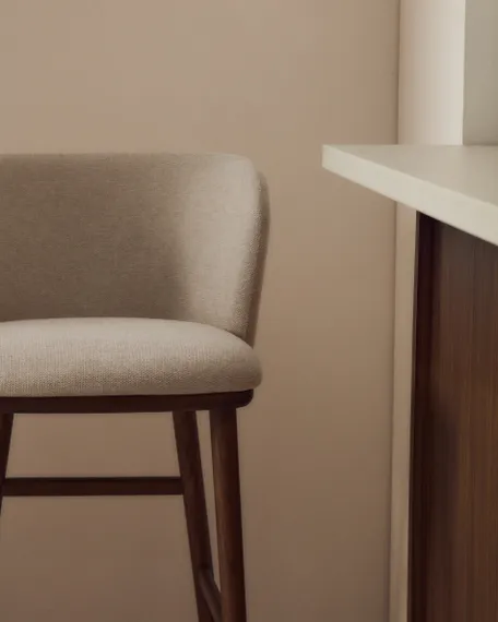 Барный стул Ciselia из бежевого шенилла с ножками из ясеня в отделке орех