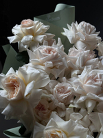 35 кремовых французских роз в упаковке