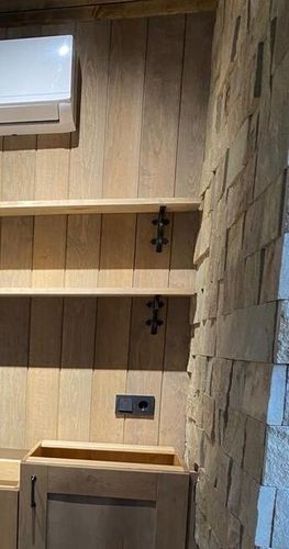 Используйте «Сосну» для облицовки фасадов или внутренних стен — этот камень добавит естественный шарм и долговечность.