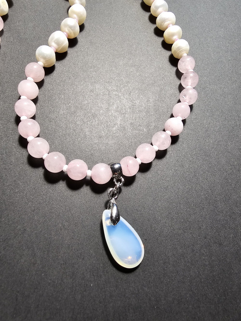 Колье авторское из натуральных камней "Розовая луна" Бижутерия на шею для женщин, девушек. Женское украшение.