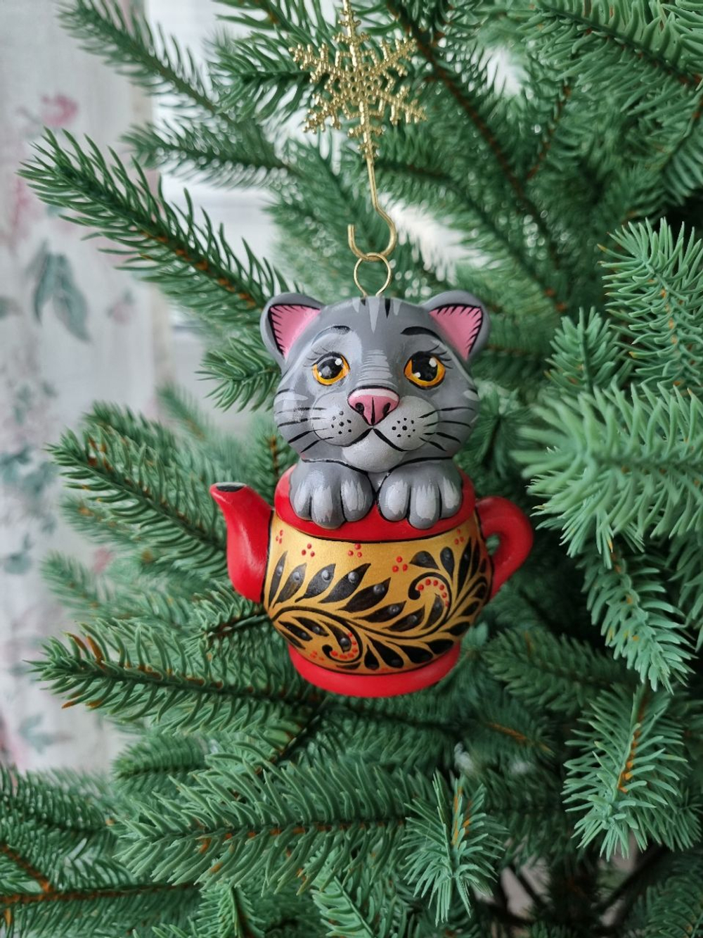 Котик в чайнике фарфоровая игрушка