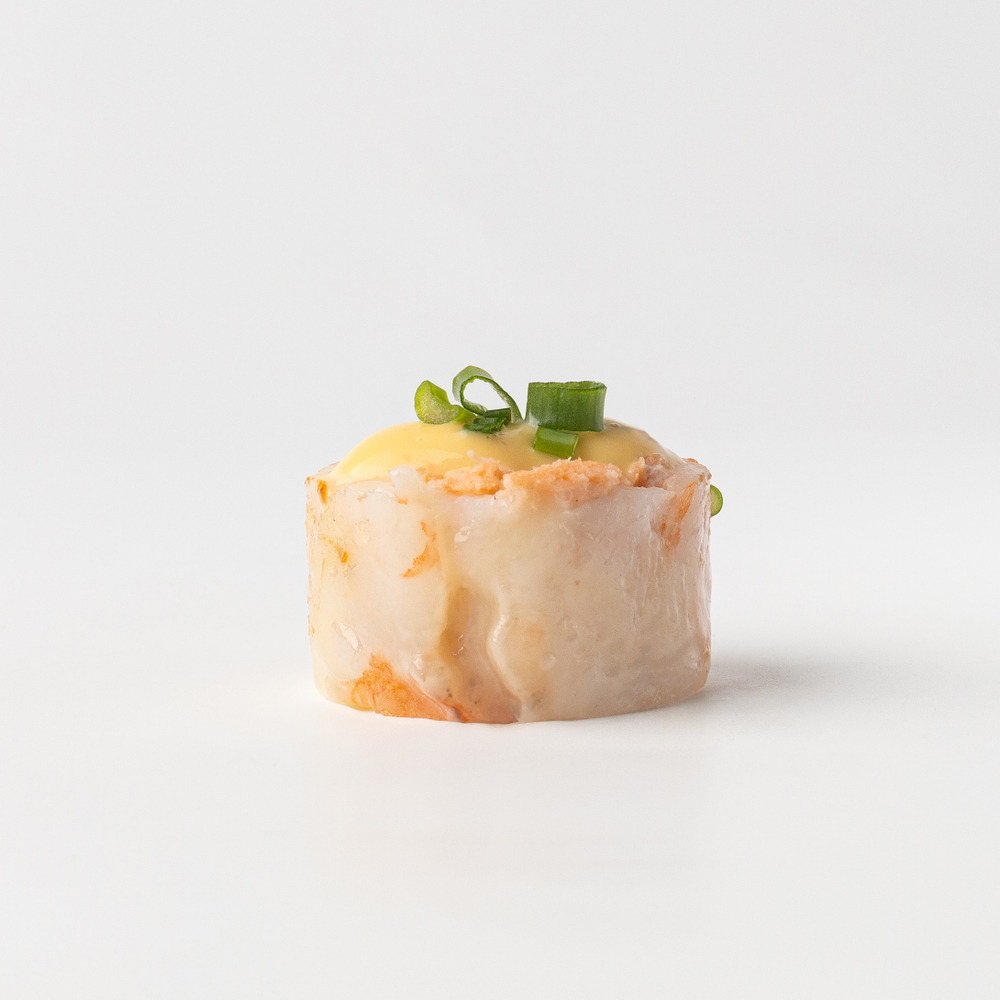 Рулетик из креветок с семгой с соусом Руй 16 шт