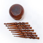 Набор деревянных крючков для вязания из 7 штук (4- 10 мм.) с клубочницей (органайзером). KN2