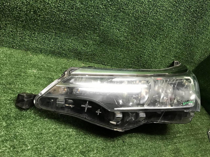 Фара левая Toyota Corolla E160 (2015-2019) галоген