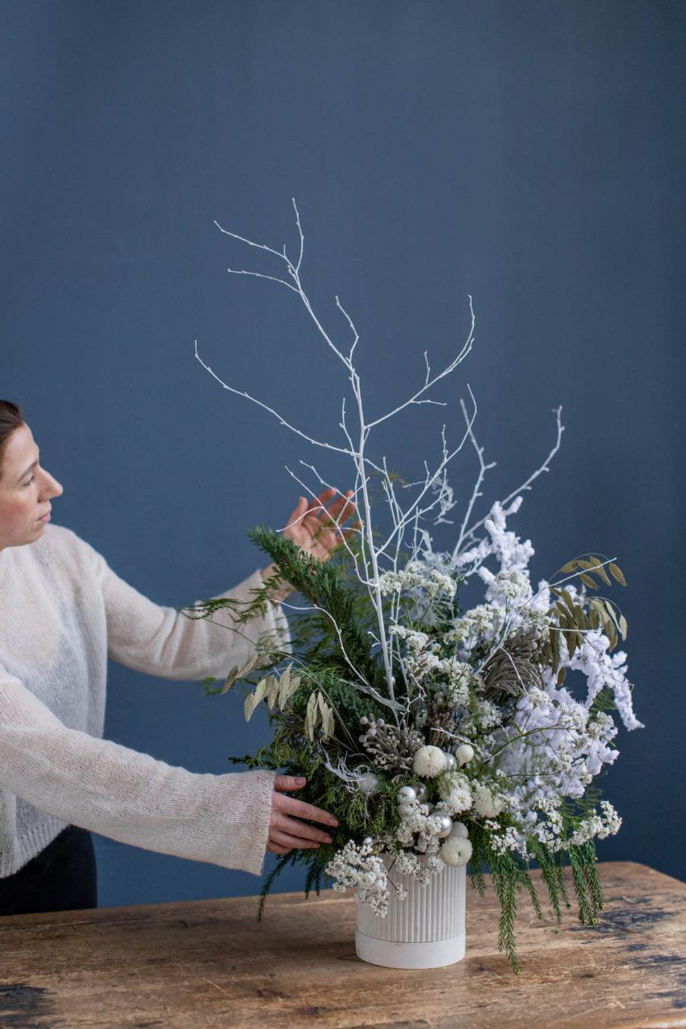 Композиция в бетонном кашпо белая