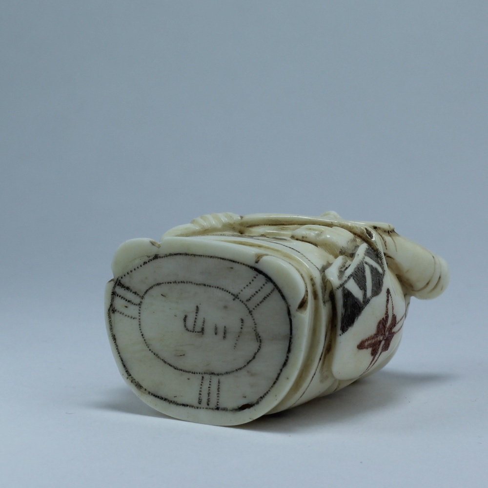 Нэцкэ Фукурокудзю с нунчаками