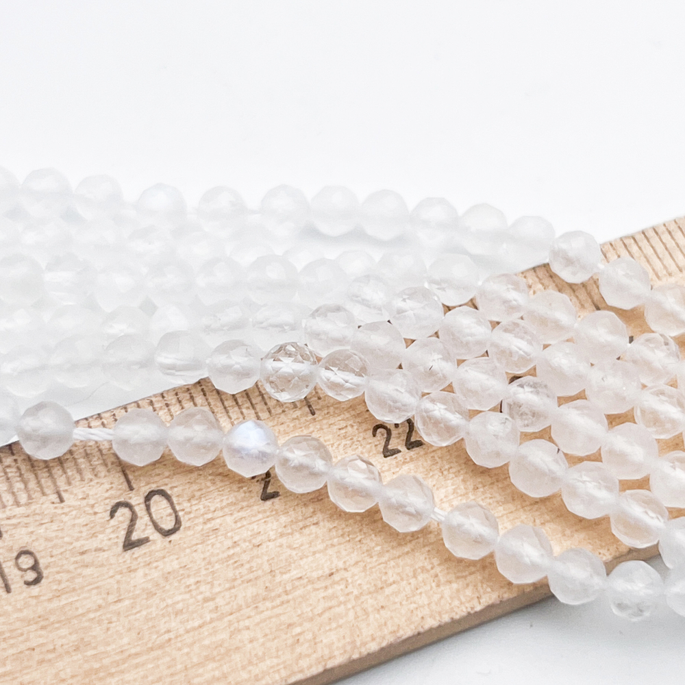 Лунный камень граненый бусины, диаметр около 4,1-4,3 мм, цена за отрезок 19 см (1/2 нити)