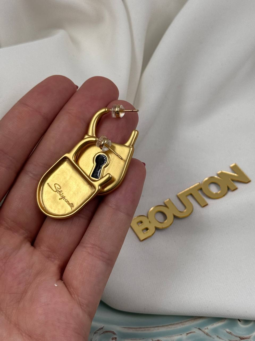 Серьги Скиап. золотые в виде замка с черной эмалью