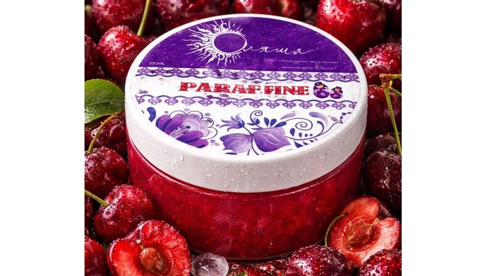 Холодный крем-парафин для рук — это готовое к применению SPA-средство, интенсивно увлажняющее, питающее и смягчающее кожу без нагрева. В отличие от горячей процедуры, он удобен дома, подходит при куперозе и варикозе. Средство создает защитную пленку, повышает тургор, восстанавливает водный баланс и укрепляет ногти, действуя за счет эффекта сауны под пленкой. &nbsp; &nbsp; &nbsp; &nbsp; &nbsp; &nbsp; &nbsp; &nbsp; &nbsp; &nbsp; &nbsp; Как использовать холодный парафин: Подготовка: Очистите руки скрабом или мылом. &nbsp; &nbsp; &nbsp; &nbsp; &nbsp; &nbsp; &nbsp; Нанесение: Нанесите плотный слой крем-парафина на кожу рук. Уход: Наденьте полиэтиленовые перчатки, сверху — теплые варежки (по желанию). Время: Держите от 15–20 минут до 1 часа для глубокого питания. Завершение: Удалите остатки сухой салфеткой. Не смывайте водой. Преимущества и особенности: Действие: Питает сухую кожу, устраняет шелушение, делает кожу бархатистой. Частота: Рекомендуется 1 раз в 1-2 недели (зимой) или до 3 раз в неделю при очень сухой коже. Противопоказания: Открытые раны, ссадины, дерматиты, аллергия на компоненты.