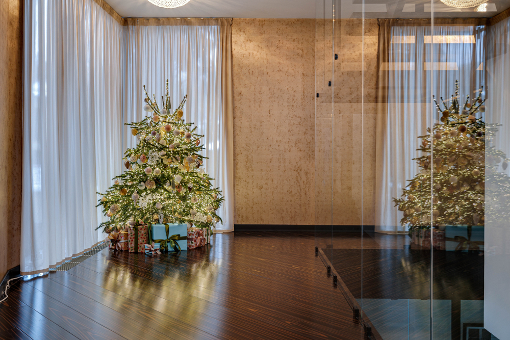 Дизайнерская заснеженная ель "Зимний карнавал"