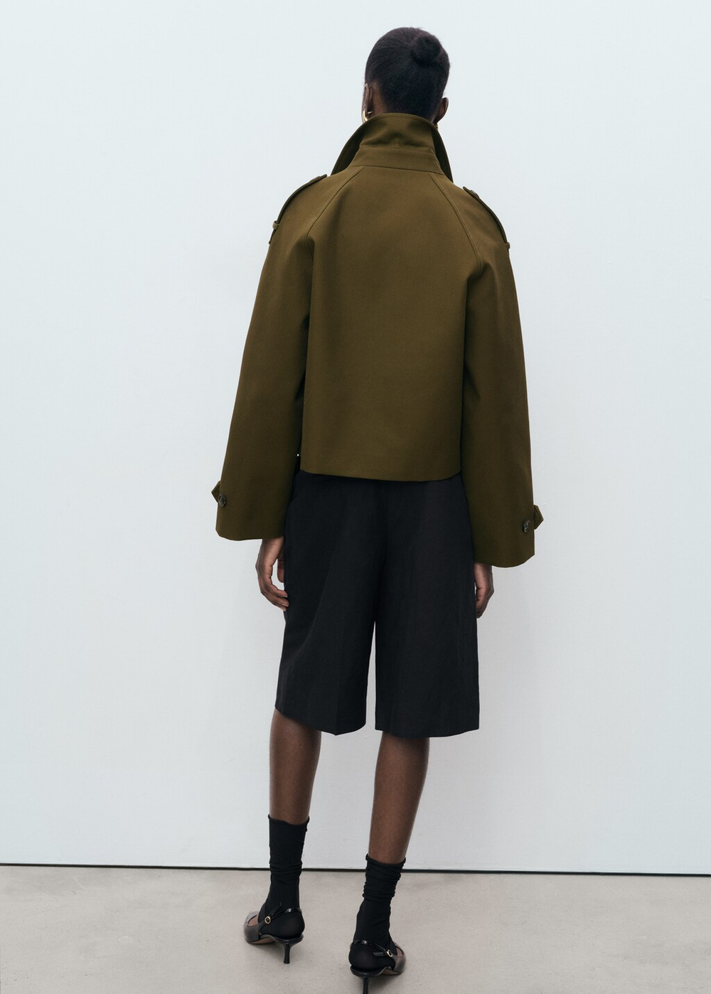 Короткий тренч оверсайз с двубортной застежкой на пуговицы