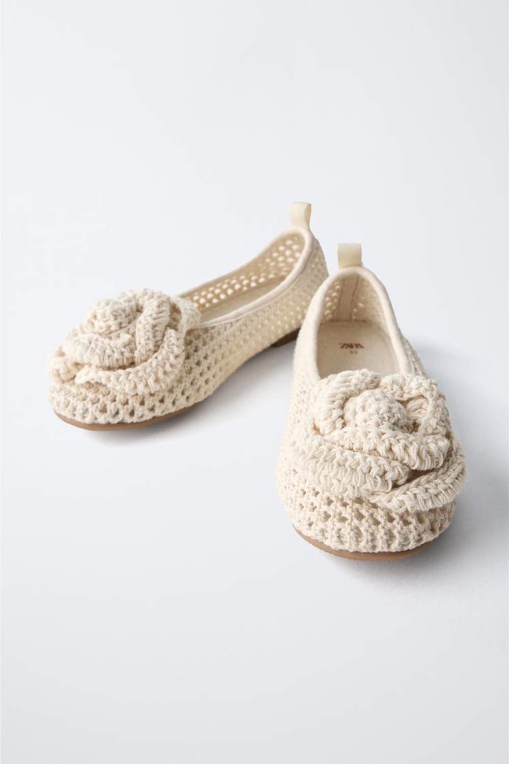 ZARA БАЛЕТКИ С ЦВЕТКОМ ИЗ КРУЖЕВА КРОШЕ, ЭКРЮ