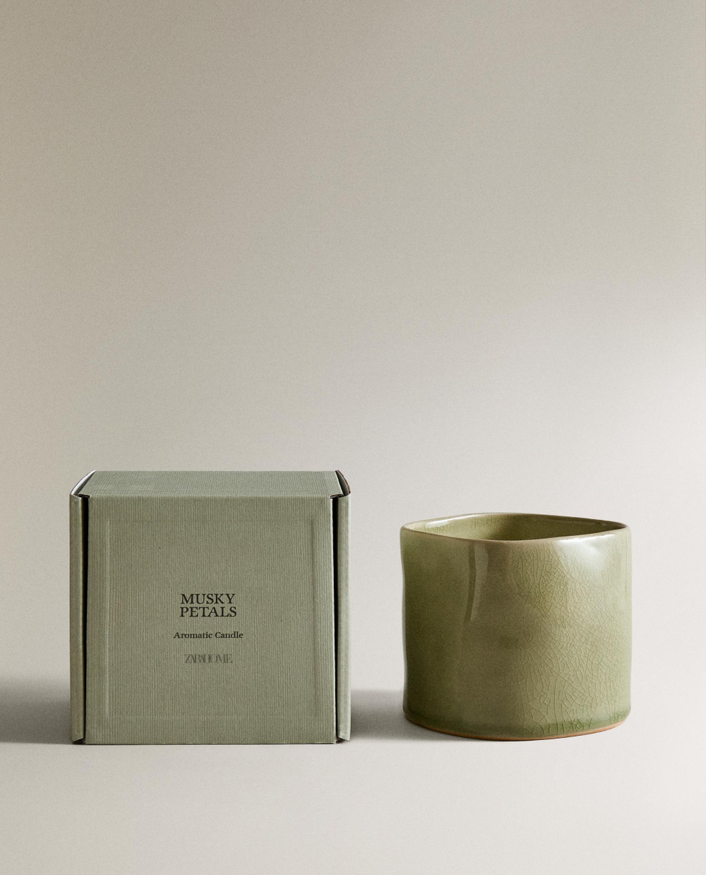 Zara Home Свеча ароматическая Musky Petals 430 г, растительный воск, аромат цветочный древесный, Розовый