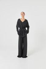 Лонгслив с V-образным вырезом