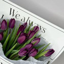 15 фиолетовых тюльпанов в стильной упаковке