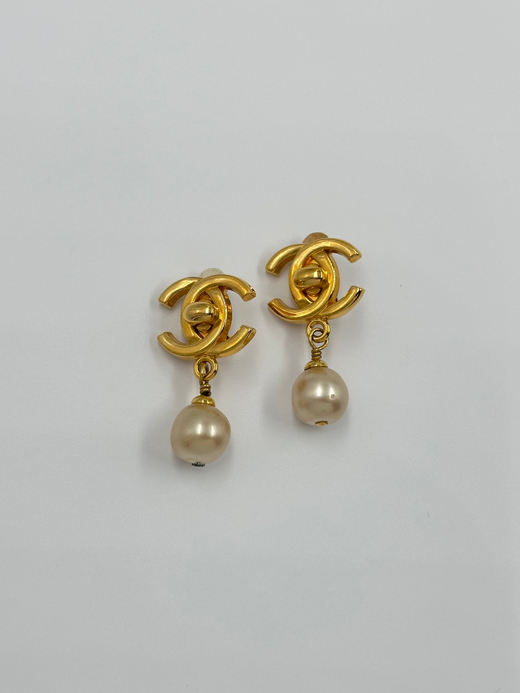 Клипсы с «жемчугом» и логотипом Chanel