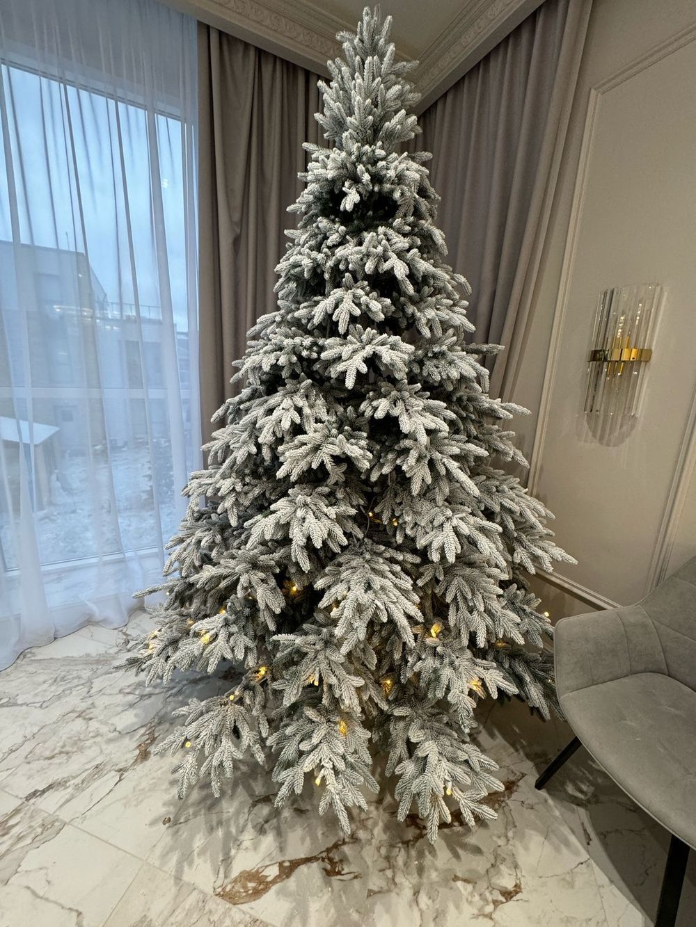 Заснеженная елка с гирляндой «Престиж» (Литая хвоя) 230 см / 2,3 м