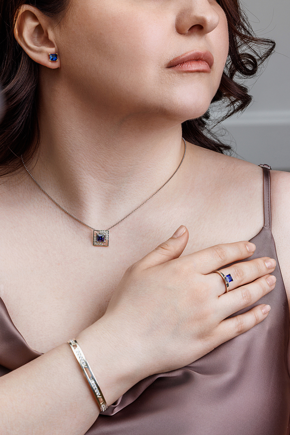 Кольцо из серебра с центральной вставкой из выращенной синей шпинели