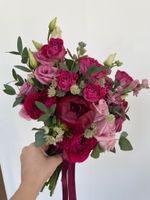 Свадебный букет из пионов, лизиантуса, маттиолв, кустовых пионовидных и одноголовых роз