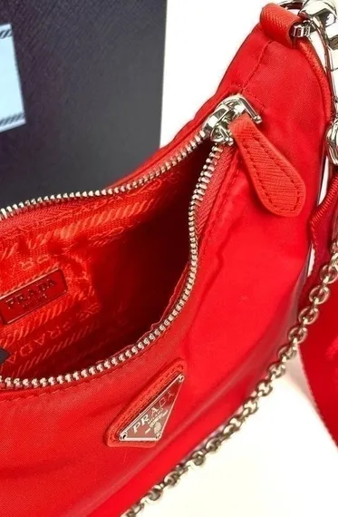 Нейлоновая сумка через плечо Prada Re-edition, красный