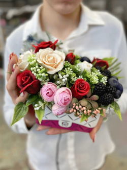 Букет “Фуксия с ягодами”