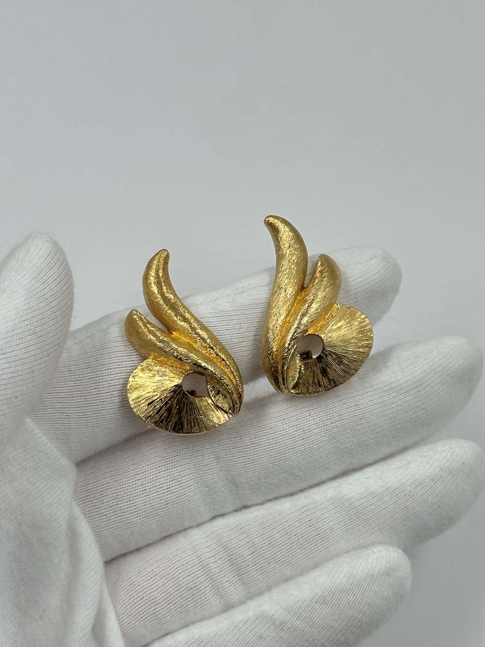 Клипсы с брашировкой Monet