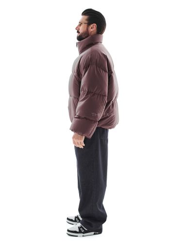 Короткий стеганый пуховик в цвете шоколад