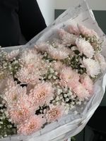 Букет из персиковой хризантемы и гипсофилы