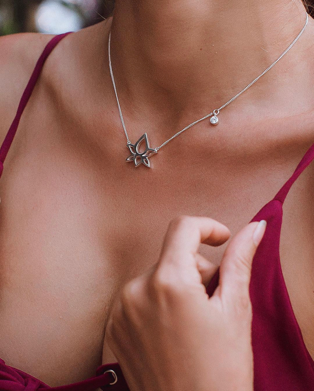 Колье «Лотос» с белым цирконом