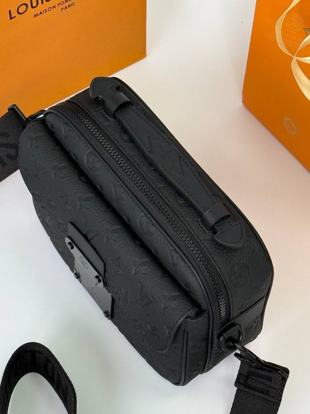 Сумка через плечо Louis Vuitton S-Lock