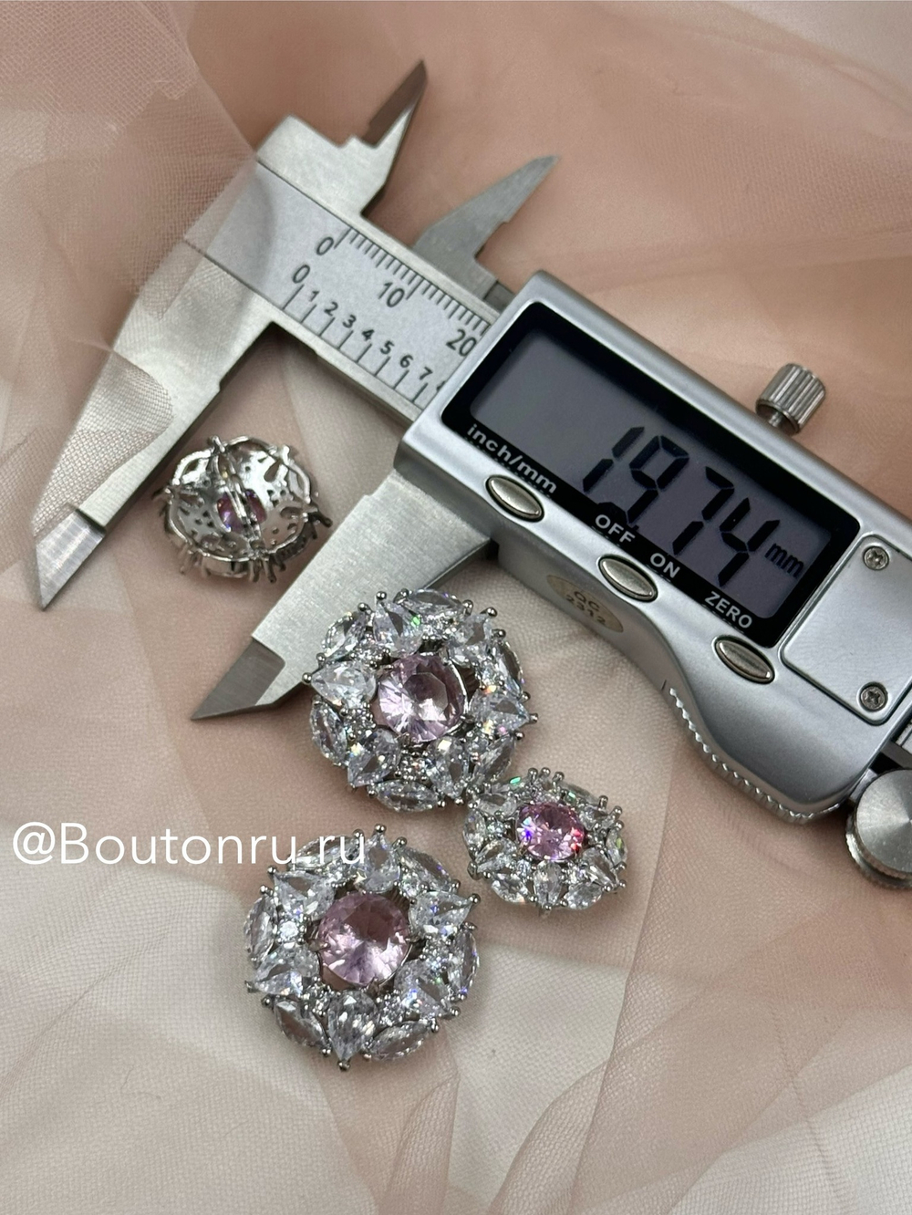 Пуговицы серебристые с горным хрусталем розовый камень
