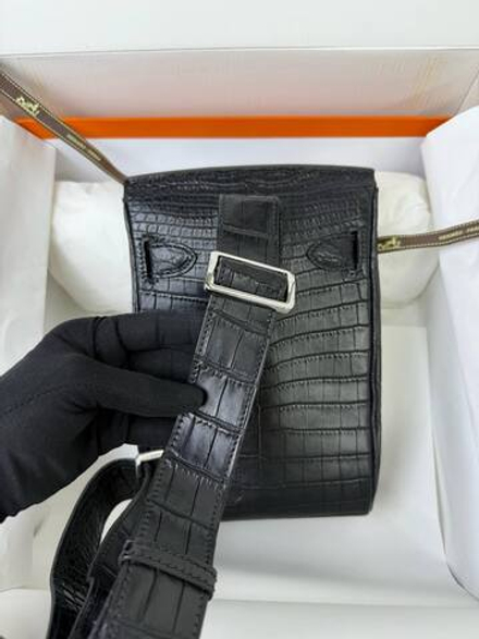 Сумка-мессенджер Hermes из кожи крокодила