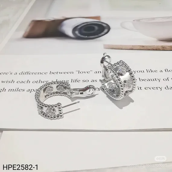 Серьги VAN CLEEF & ARPELS Perlee Clover