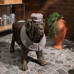 Садовая скульптура Сэр Ватсон в костюме