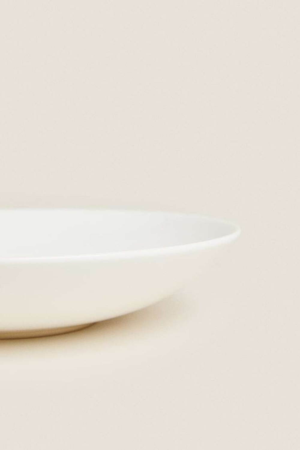 ZARA HOME ТОНКАЯ ФАРФОРОВАЯ ТАРЕЛКА С ЯМОЧКОЙ, БЕЛЫЙ